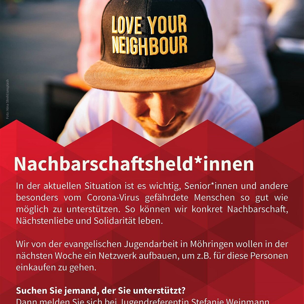 Mann mit Cap 'LOVE YOUR NEIGHBOUR' wirbt für Nachbarschaftshilfe in Möhringen.