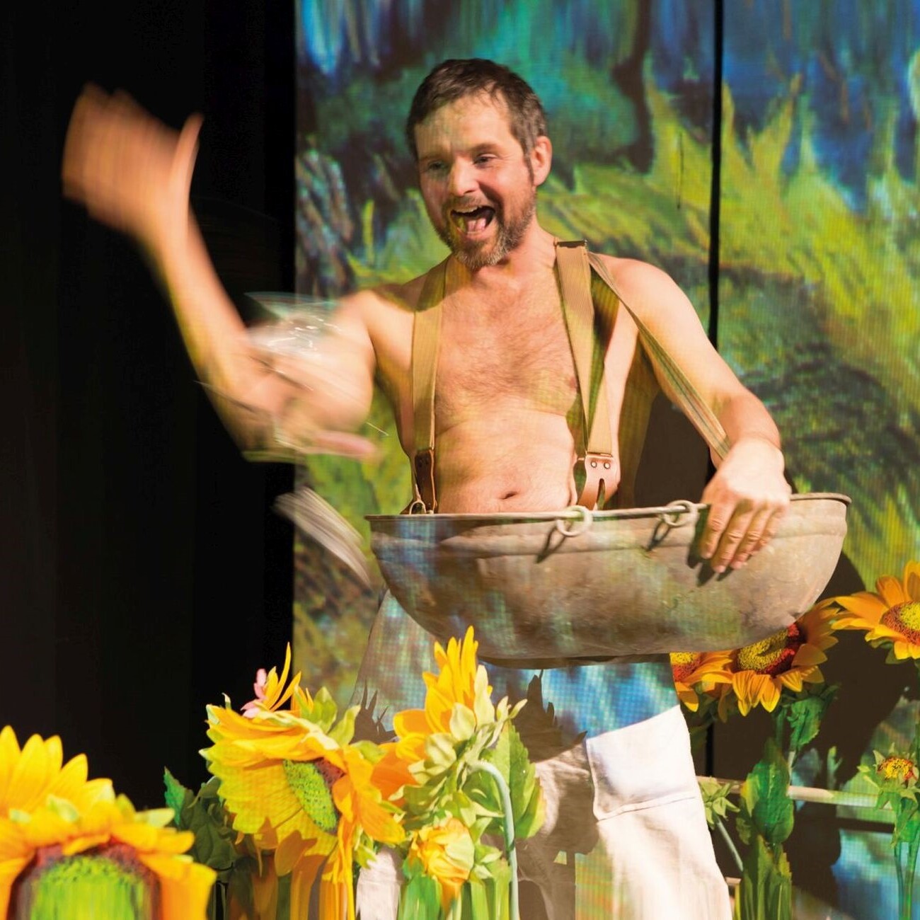 Joa mit Sonnenblumen: Van Gogh Aussaat. Mann sät Sonnenblumen-Samen. Inspiriert von Vincent Van Goghs Leben. Kunstausstellung.