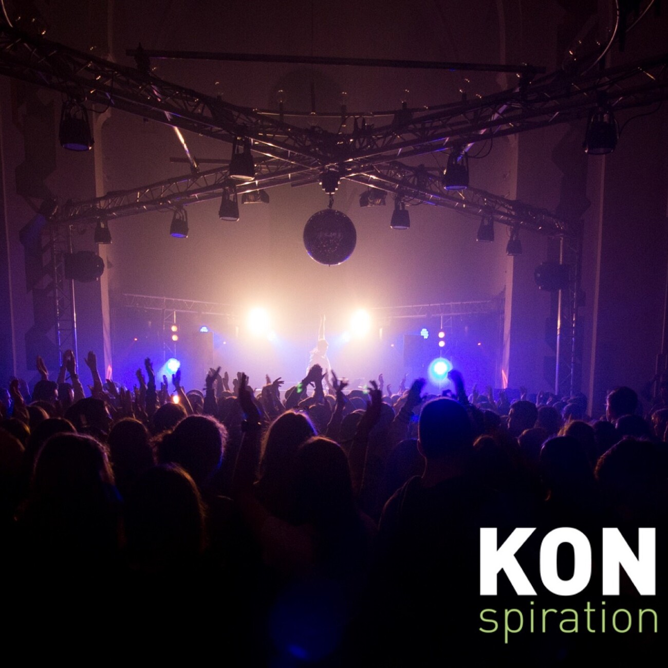 KonspirationX 2019 Konzert: Publikum feiert mit erhobenen Händen, nur noch 100 Tickets!