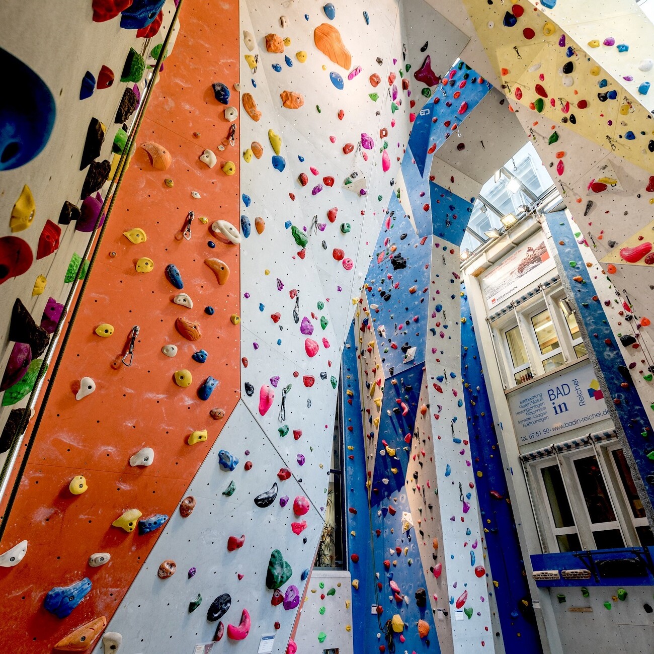 Cityrock Jubiläum: Bunte Kletterwand mit vielen Griffen. Indoor Klettern zum 25-jährigen Jubiläum.