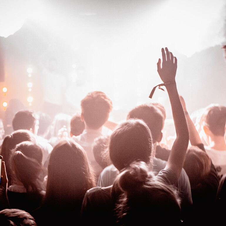 KonspirationX: Menge jubelt auf Konzert. Highlightfoto der KonX 2018. Stimmungsvolle Live-Musik.