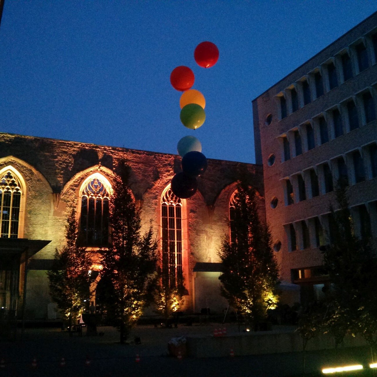 Abschied Martin Seeger: Sommernachtstheater mit bunten Ballons vor historischer Fassade. Wir sagen DANKE!