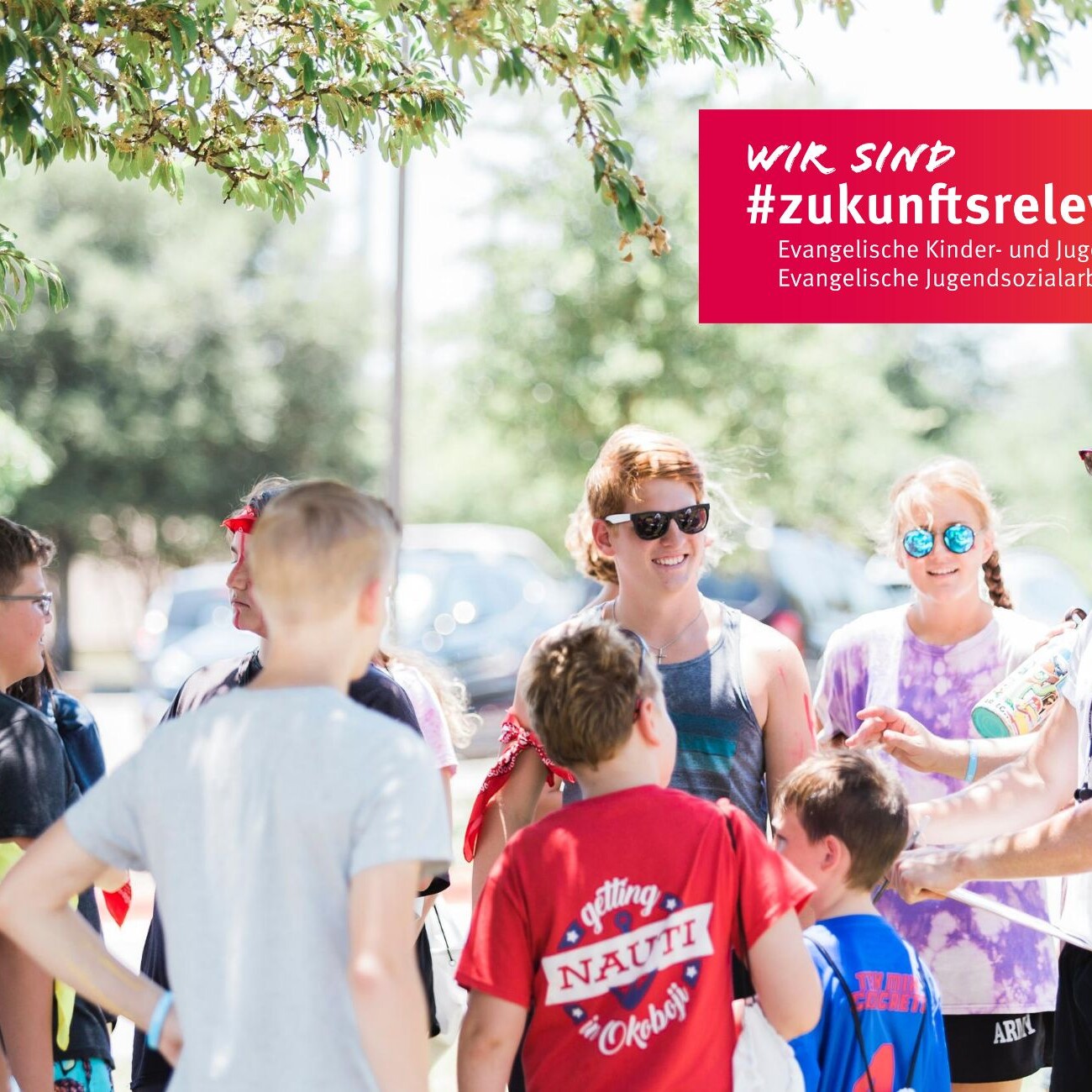 Wir sind #zukunftsrelevant: Gruppe junger Menschen bei evangelischer Jugendarbeit im Freien. Kinder- und Jugendsozialarbeit.