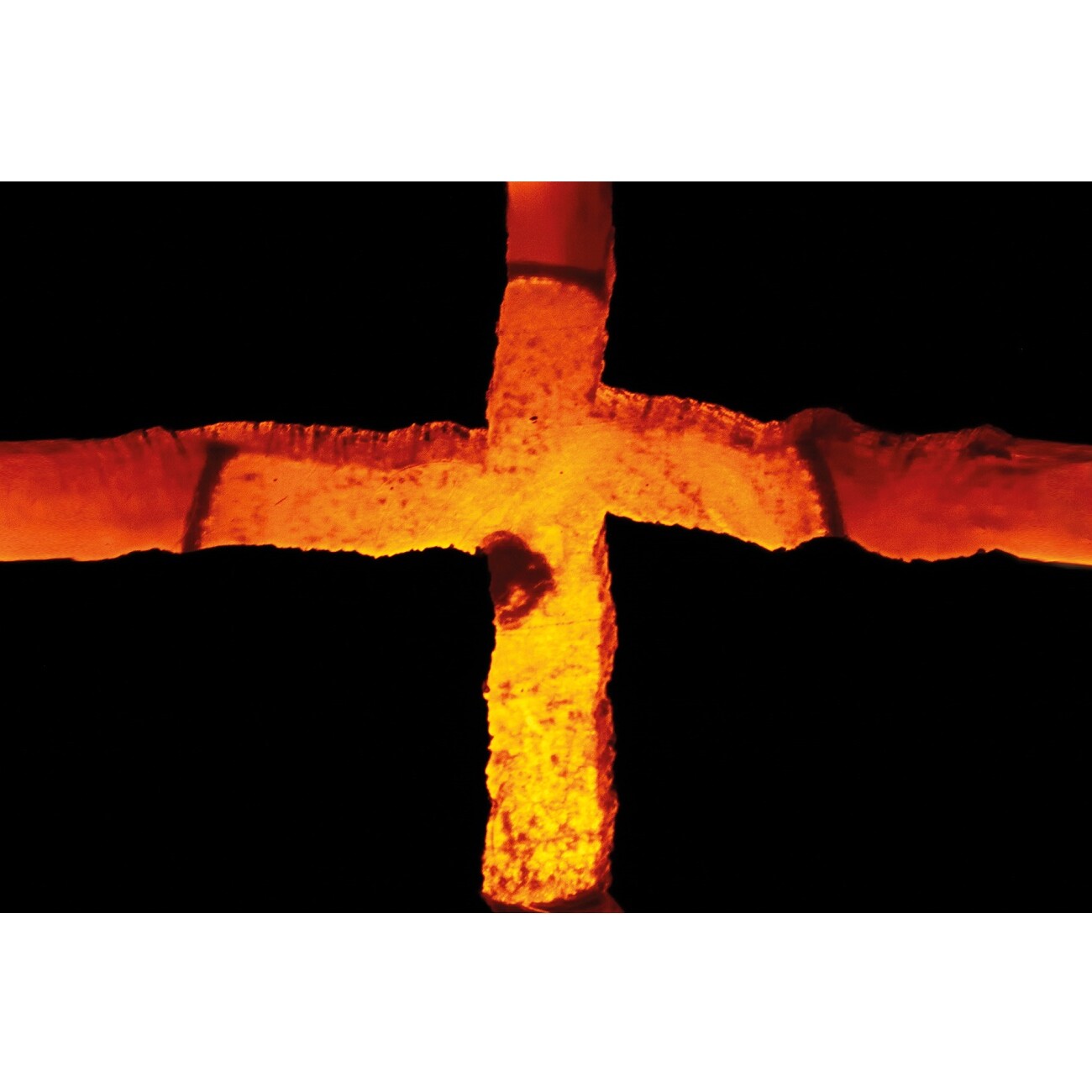 Christmette Jugend 2020: Abstraktes Kreuz-Symbol im dunklen Hintergrund.