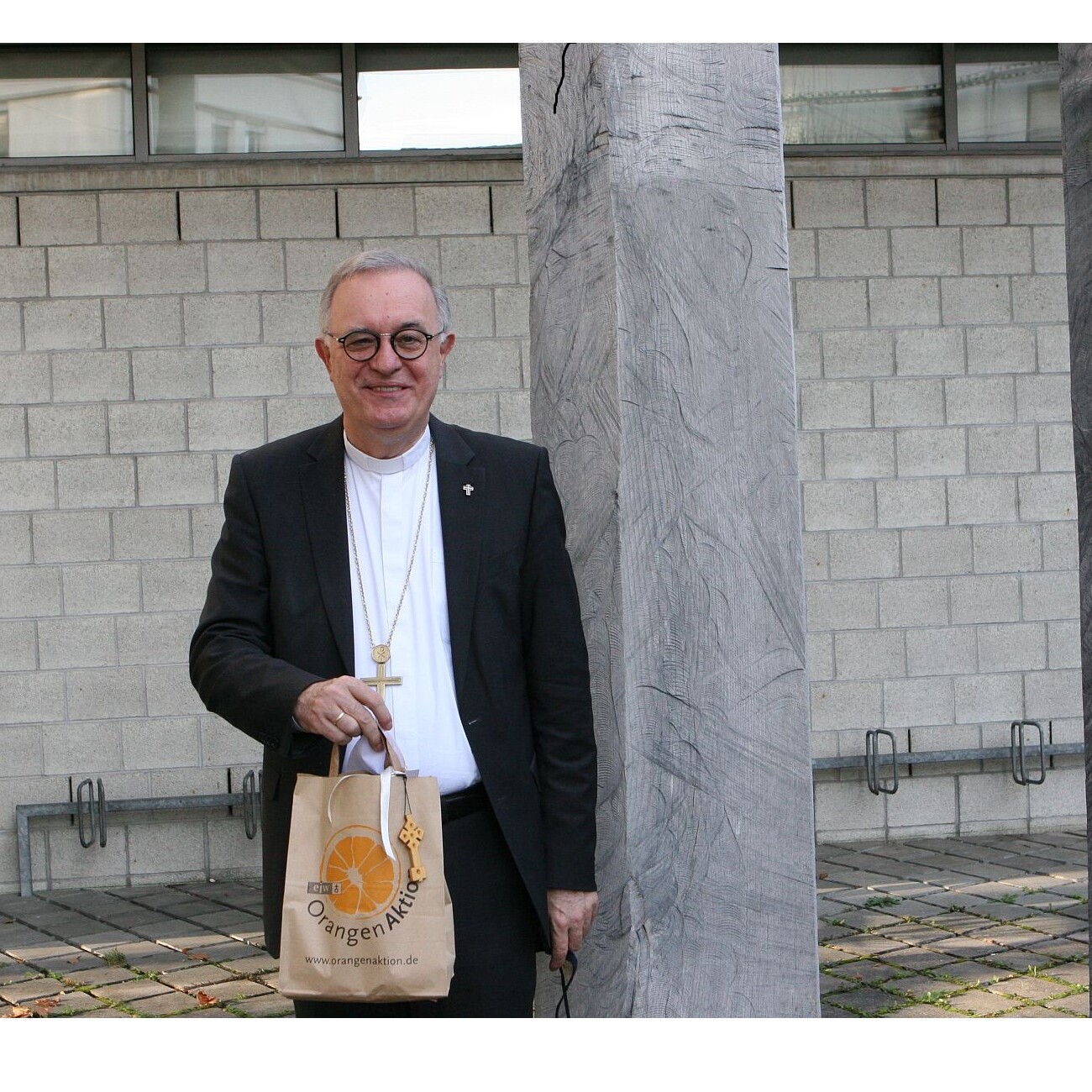Landesbischof July bei der Orangenaktion 2020 mit Einkaufstüte. Eberhard Fuhr. Spendenaktion.