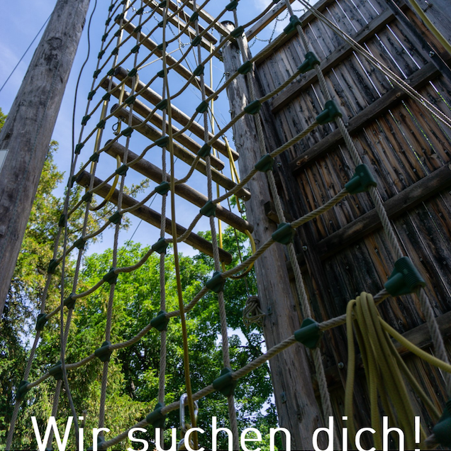 Klettergerüst im Hochseilgarten. Abenteuer und Spaß für Kinder und Erwachsene. Outdoor-Aktivität.