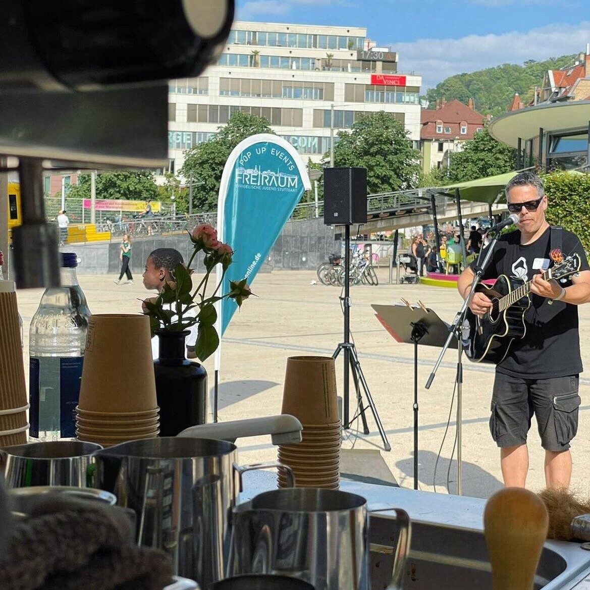 FREIRAUM Event: Gitarrist spielt live. Pop-up Jugend Stuttgart. Musik im Freien, Veranstaltung im Sommer.